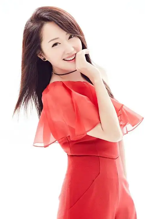 杨钰莹一组高清写真美图欣赏,四十多岁拍出了二十多岁的感觉!