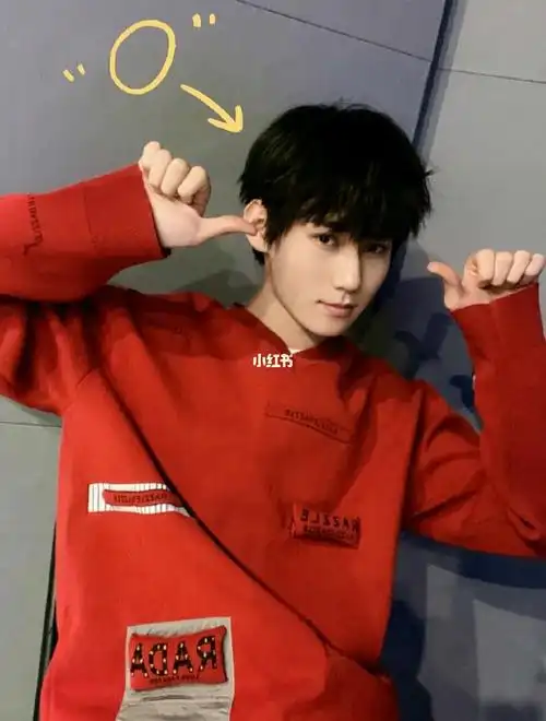 员工1:张真源,快工作吧,这总裁很兇的,不工作就等着被他开除吧