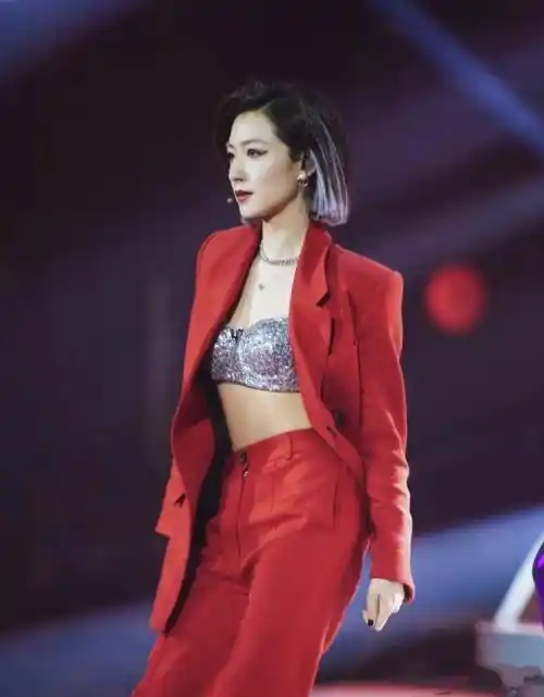 万茜机场私服曝光,红色印花长衬衫搭小背心气场强大,又美又飒_时尚