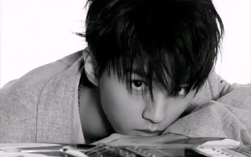 王俊凯黑白时尚大片