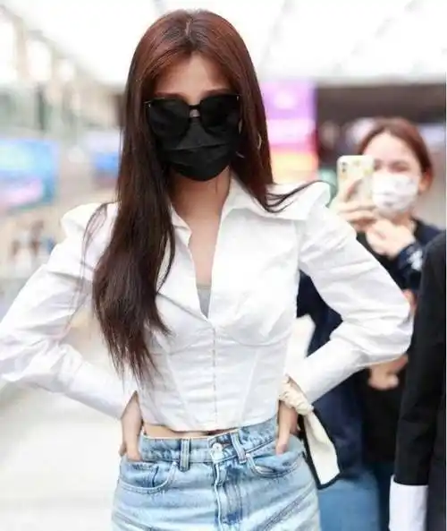 虞书欣挑战制服风味,八角牛仔裤搭配白色衬衣尽显女王风采!
