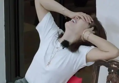 刘涛节目中大笑,抬手时有谁注意她的"五件套"?网友:太奢侈!