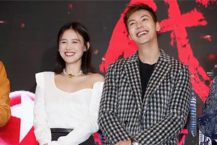 [陈伟霆][新闻]180912 东方卫视《橙红年代》开播 陈伟霆马思纯上演