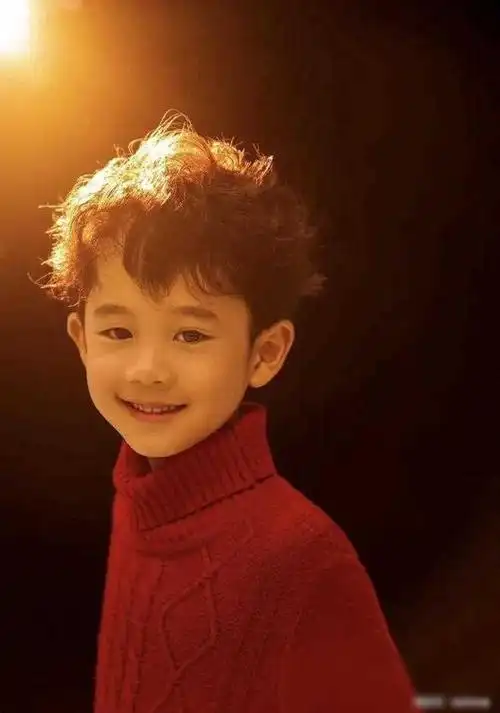 55岁蔡国庆为6岁小儿子庆生温馨满溢