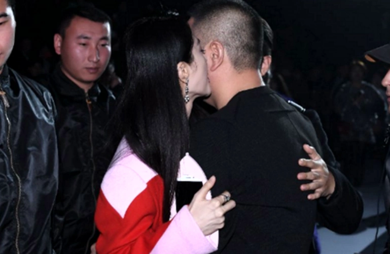 范冰冰跟张帅活动拥抱,这举动也太紧密了吧,拉着手还抱在一起!