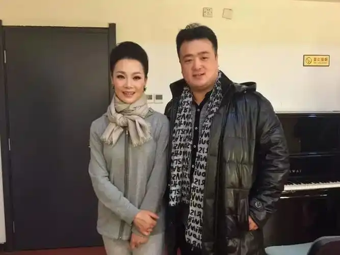 头条| 娄烦出了个军旅青年男高音歌唱家,他把歌曲唱