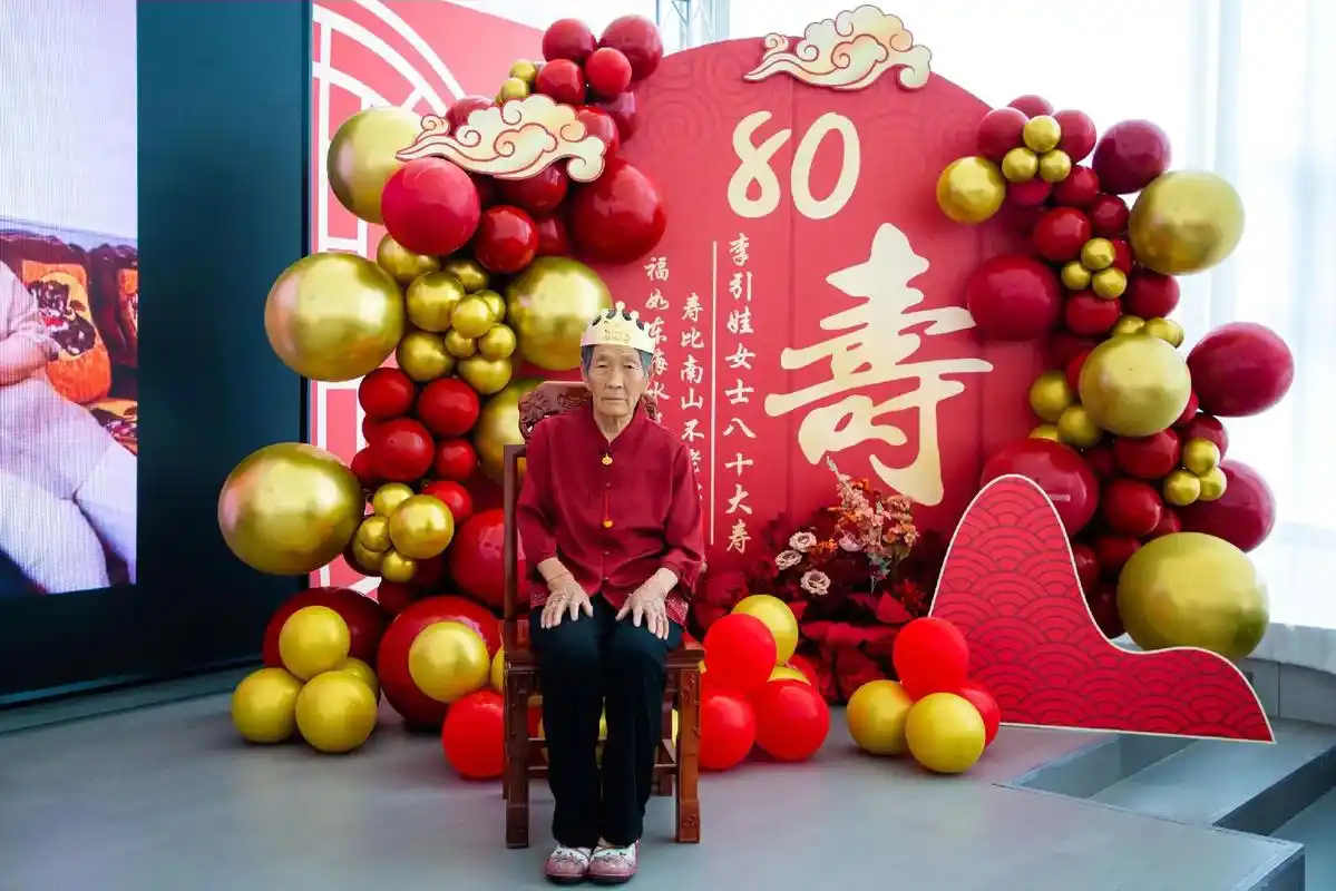 今天是老妈八十大寿,天地很大,走不出您的牵挂,海水很深