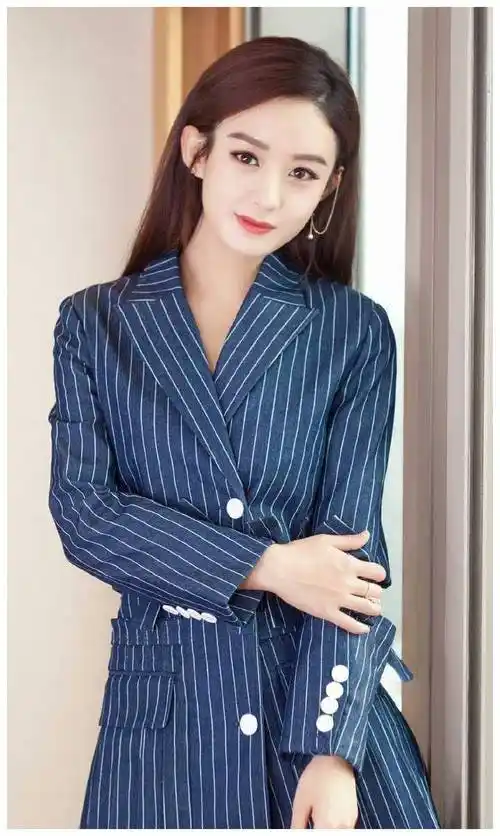 原创赵丽颖营业超认真披肩发配红唇气场强造型干练精致再现西装杀