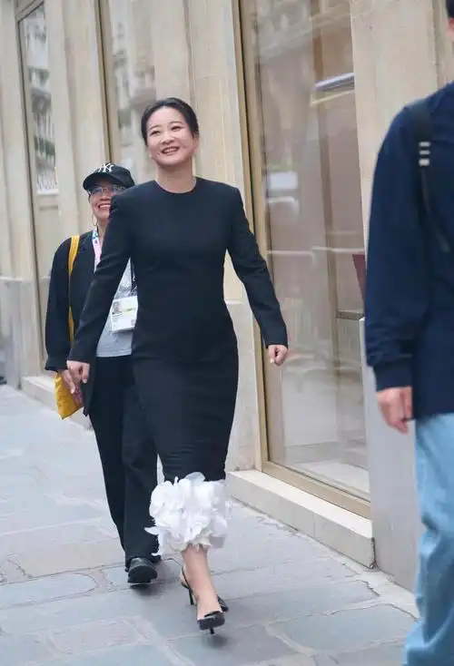 贾玲亮相巴黎奥运会开幕式红毯