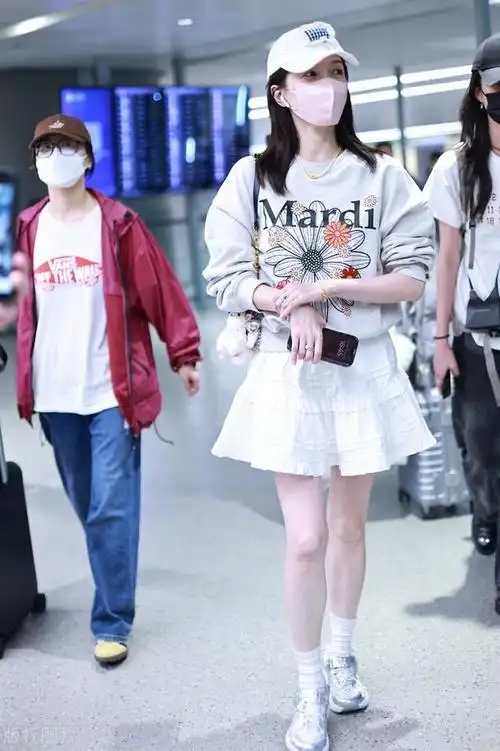 江疏影落地上海机场,身穿白色超短裙活泼少女