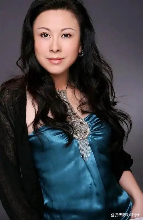 梁雁翎,生于北京,中国内地女歌手,曾因参选亚洲小姐竞选入行.