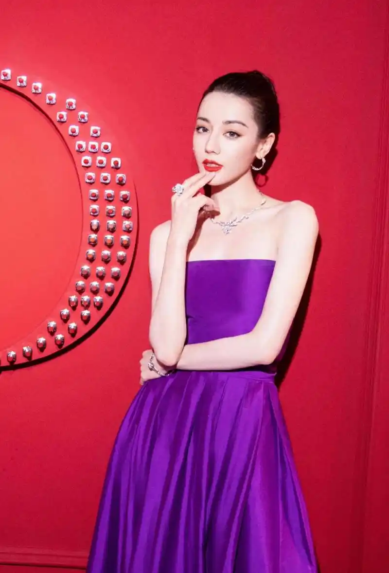 迪丽热巴紫色抹胸开叉裙大赏,优雅高贵迷人至极,让人心动不已!