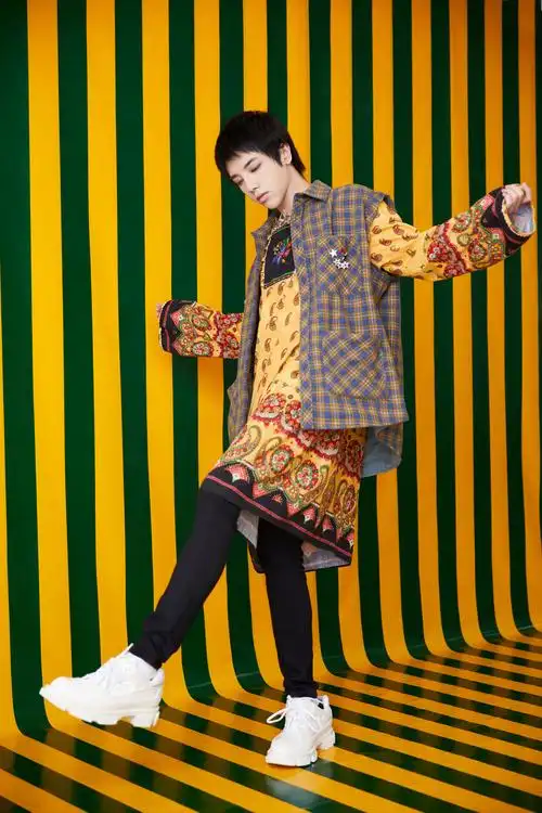 华晨宇解锁新造型穿波西米亚风刺绣长裙网友太会穿了