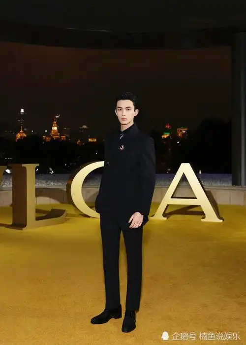 又一位霸道总裁来袭!吴磊身穿西装帅气十足,21岁气质似贵公子