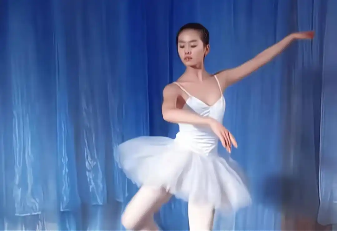 刘诗诗跳舞旧照被翻出,穿吊带裙扎马尾辫,造型甜美舞姿曼妙