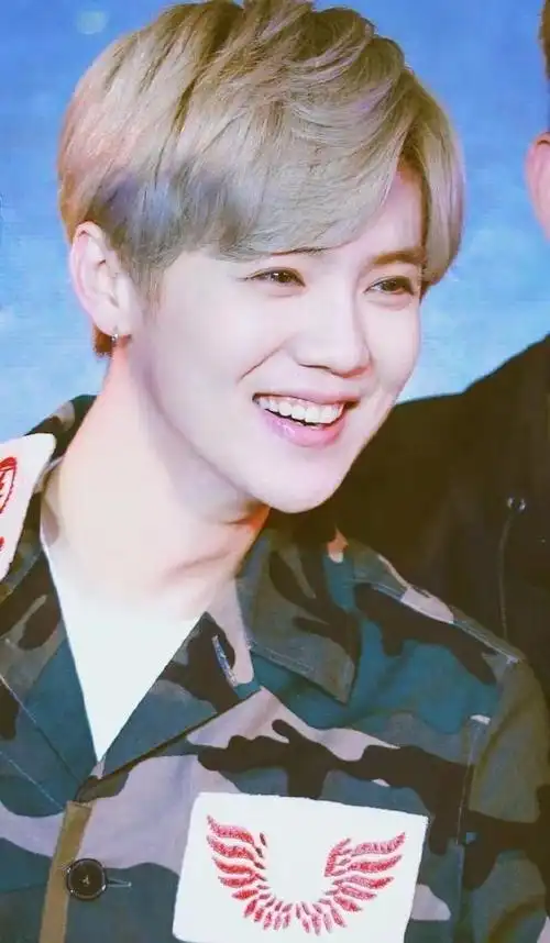 鹿晗的笑容实在是太可爱了,瞬间便让人失去了抵抗力!