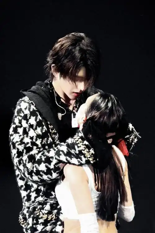 蔡徐坤南京演唱会官宣粉丝直呼哭着看借位吻这才是真顶流