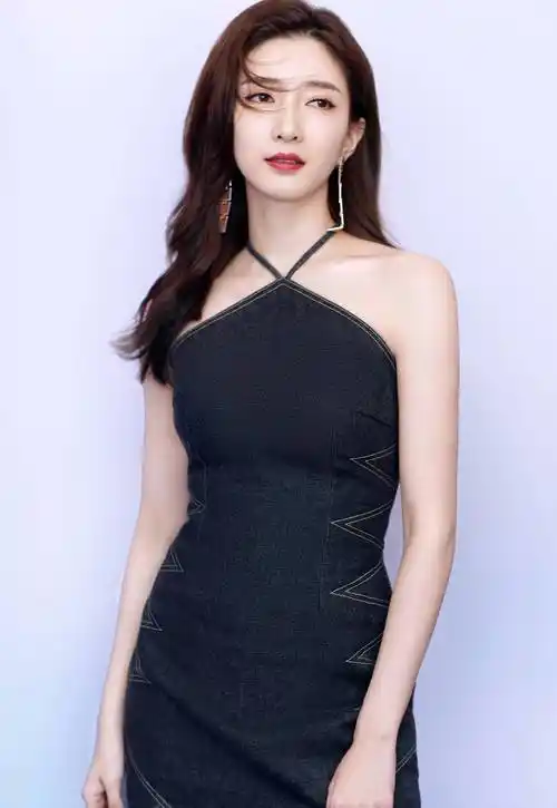 女神江疏影,穿上时尚袜,朋友都说,这气质优雅_作品_样子_青春