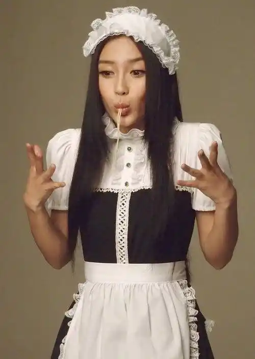 baby早年旧照又被曝光,为赚钱"徒手"吃意面,表情丰富不见僵硬_杨颖_的