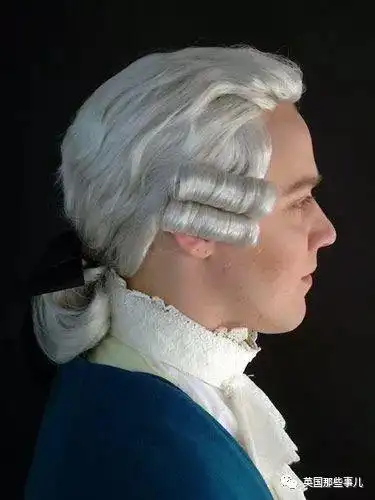 为了每天都有好假发戴,当年的贵族男性每年大概会花不少钱,相对于如今