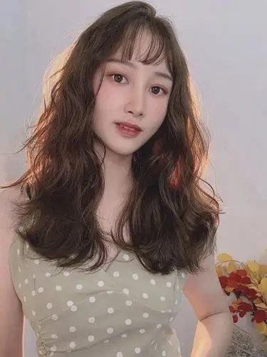 法式复古烫发适合方圆脸女生的首选发型