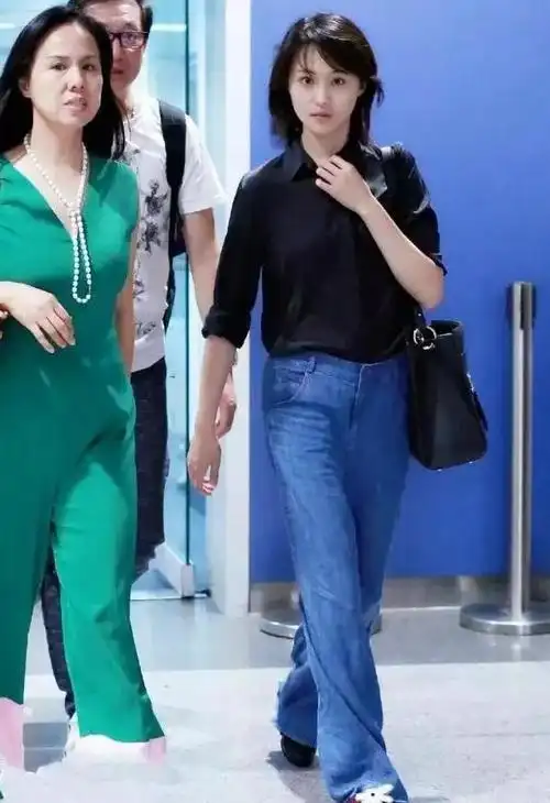 郑爽近况曝光,身体肿得像个大妈,球迷心疼他,希望他早日报仇!