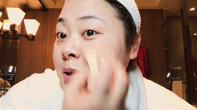 这表情仿佛给她个面具就能唱京剧变脸了下巴的痘和鼻翼的粗毛孔都有