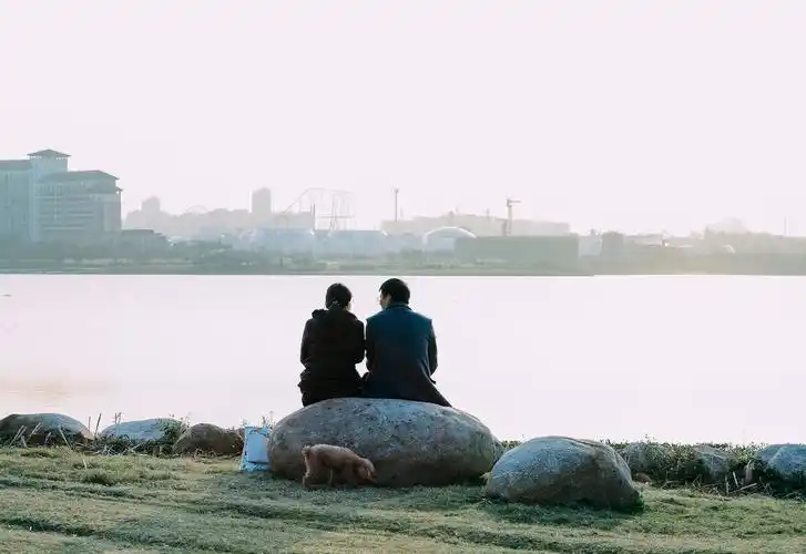 最幸福的事应该就是两个人在湖边一起聊聊天看着夕阳