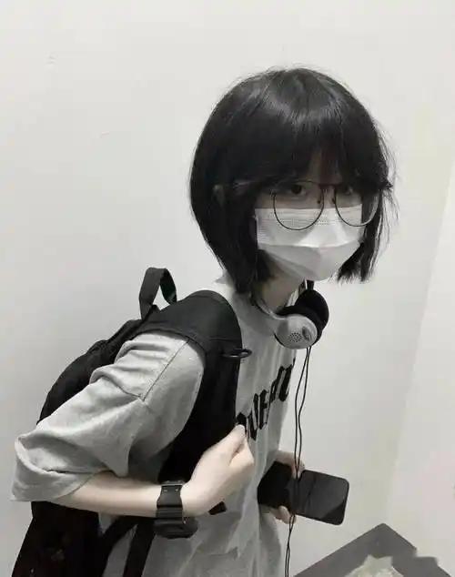 "少年感短发",肉脸也好看._发型_中国_人类