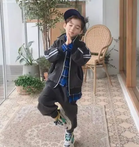 这位混血男孩爆红ins拥有逆天长睫毛简直比女孩还漂亮