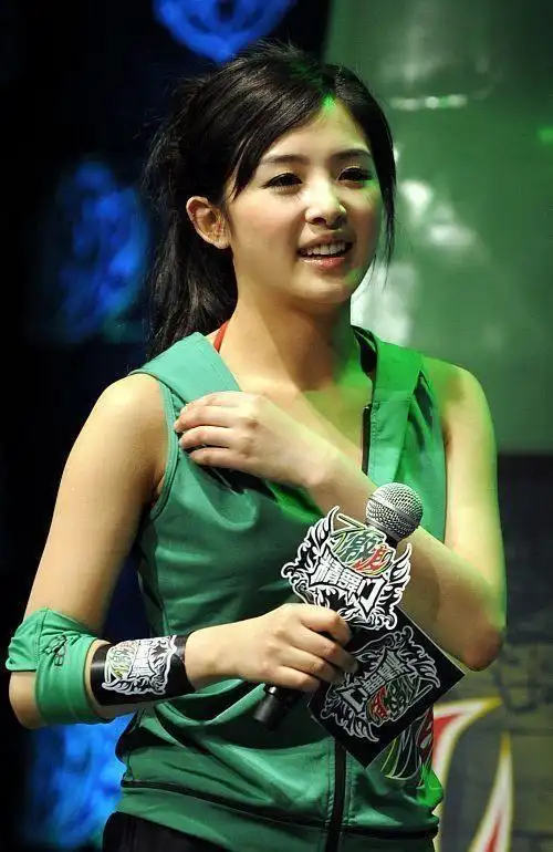 的张含韵是妥妥的出道即巅峰,次年她发行了第二张专辑《青春无敌》,一