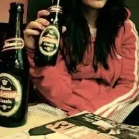 拿啤酒瓶的女头像.