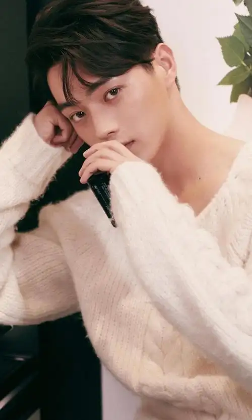 许凯时尚帅气阳光休闲迷人