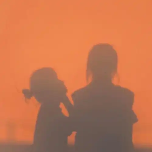 姐妹落日影子合照