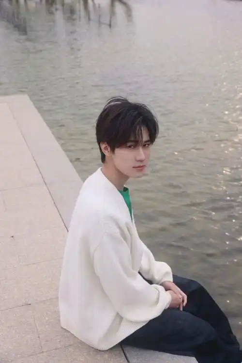 毛衣#春天和@时代少年团-张真源一起来啦～水边春日随拍氛围感满满