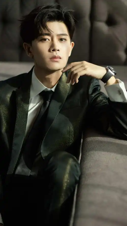 下班的任嘉伦,就这几步的台阶,仿若走进了嘉人的心里!