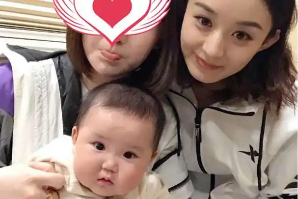 虽然有被刻意遮挡住五官,但是赵丽颖抱着儿子现身的照片,仍得到了不少