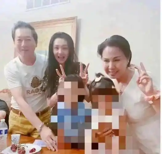 郑爽美国逛街被偶遇,一双筷子腿瘦的吓人,自爆当导演拍复仇剧