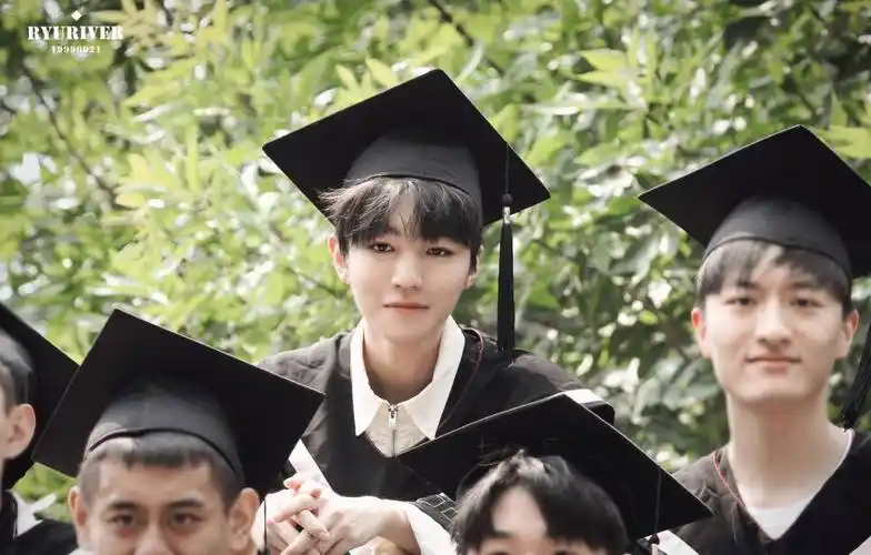 王俊凯现身北电拍毕业照校友围观小凯接地气回应四年变化太大