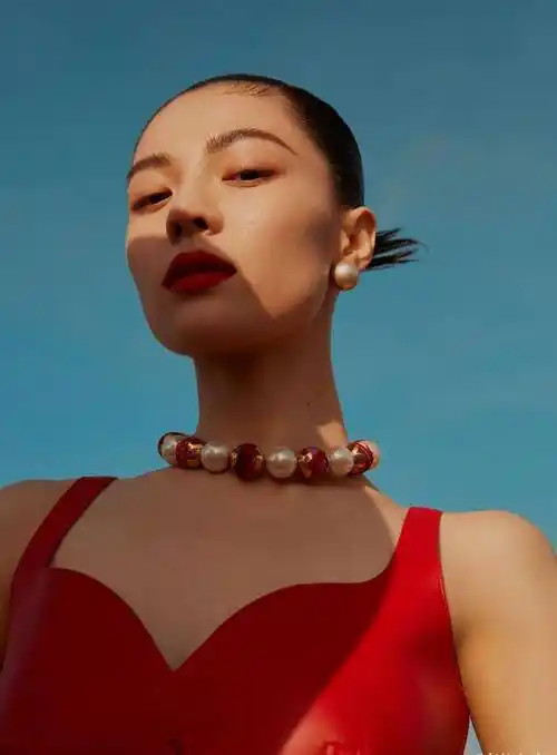 钟楚曦不愧是高级脸,渔网当面罩都一点不low,配露肩裙超优雅_身材