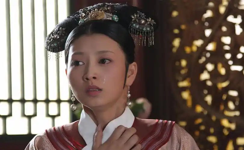 所以斓曦在古装之中的扮相又多么的惊艳那么她的现代妆就很容易平庸