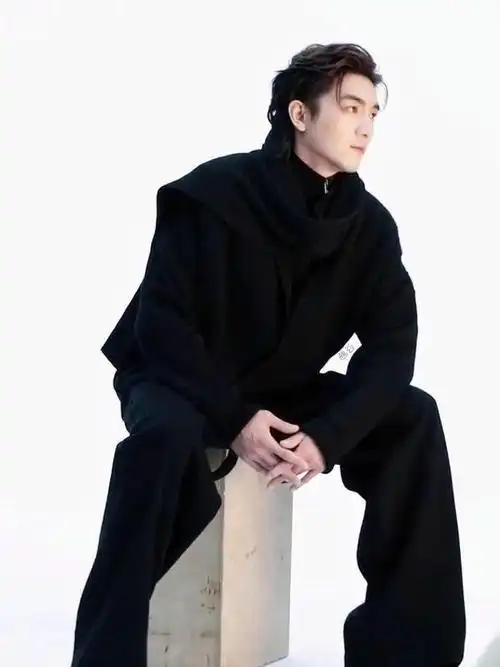 翻到了林更新一组旧照,背头狼尾,allblack套装!好霸总啊啊啊啊!