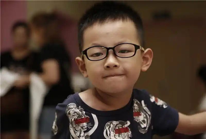 戴眼镜的小朋友