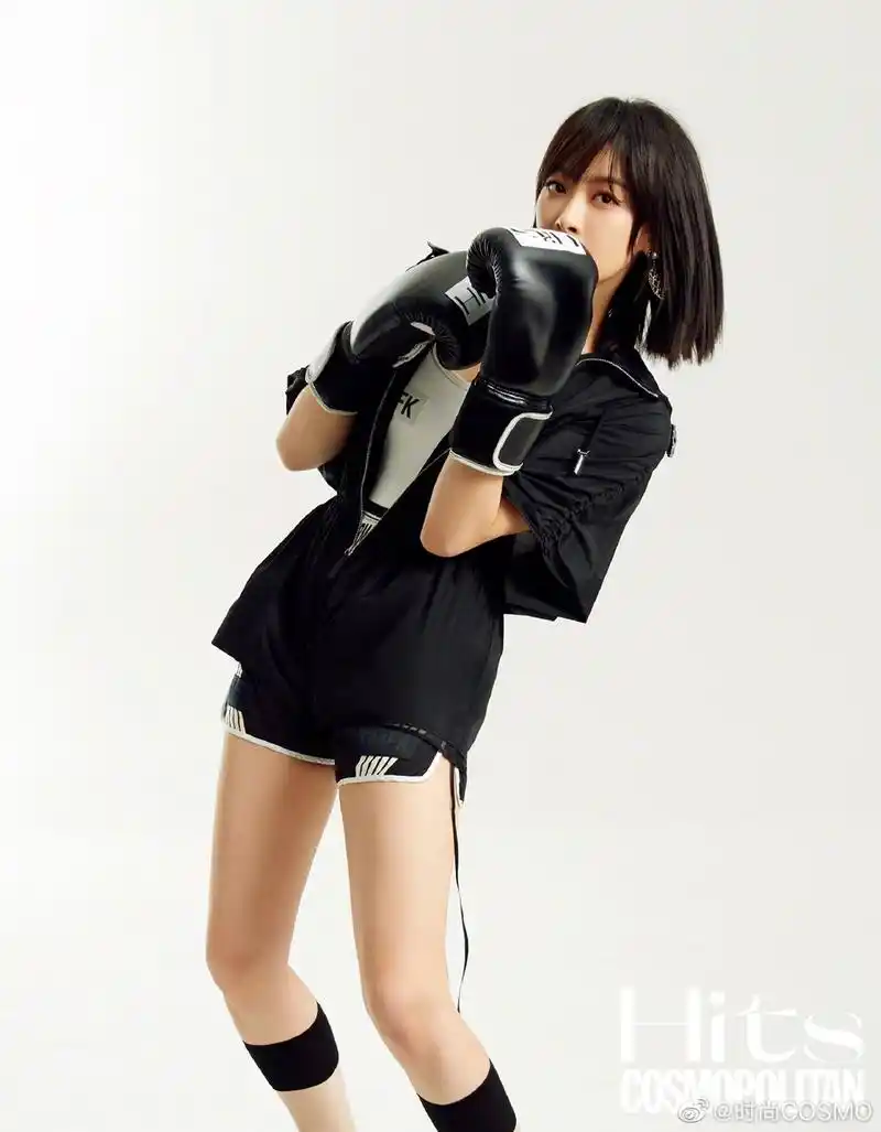 宋茜全新大片挑战运动造型一头短发戴拳击手套又飒又美