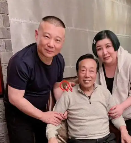 首先是郭麒麟的生母胡中惠,在离婚之后,渴望金钱的她选择远赴日本工作