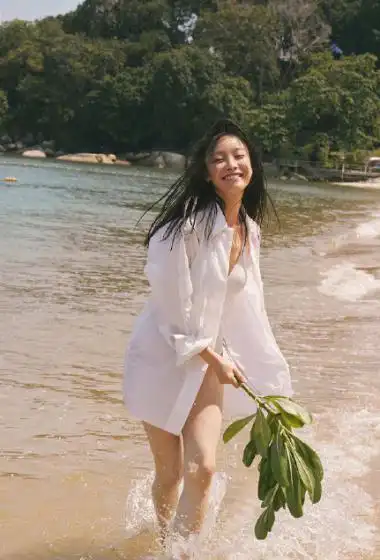 简介:倪妮海边戏水湿身性感写真图片,分享一组倪妮图片给大家,图中的