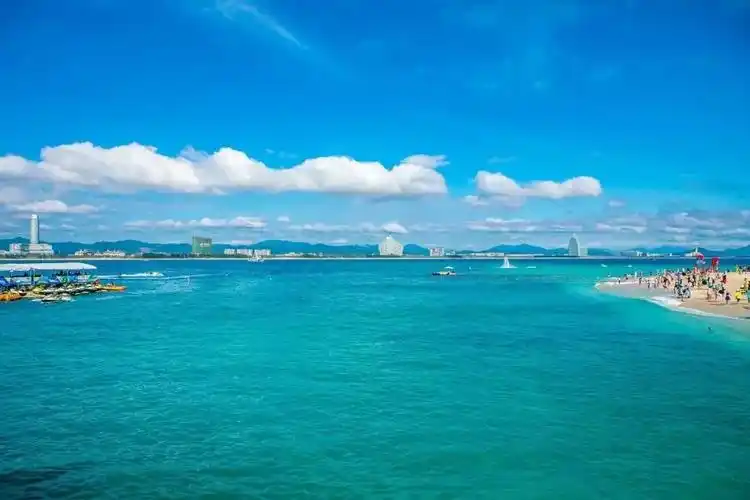 集海洋,沙滩,空气,阳光和绿色于一体, 有"三亚归来不看海,除却亚龙不