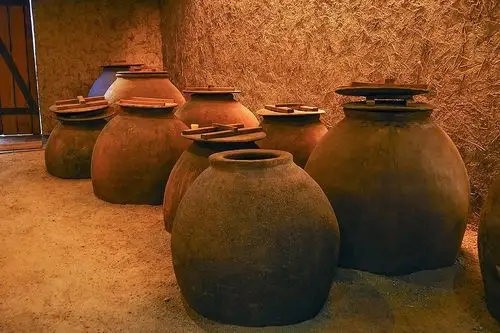 报告有人竟然在酒窖里挂了一只烤全羊