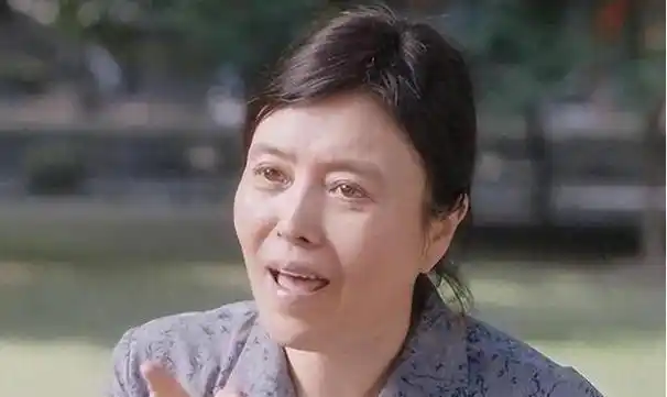 丁嘉丽:满头白发至今未婚,最后悔捧红孙红雷这个"白眼狼"