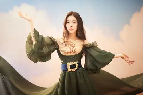 张碧晨穿墨绿色礼服自带异域风情气场不一般